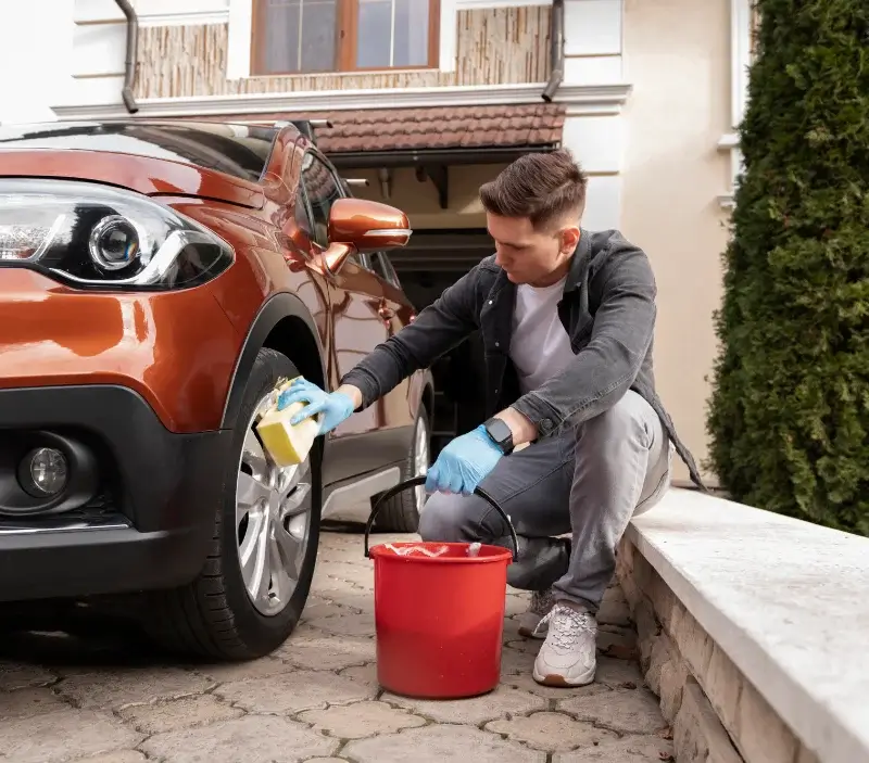 Lavage auto à domicile Courcy-aux-Loges : professionnel intervenant sur un véhicule